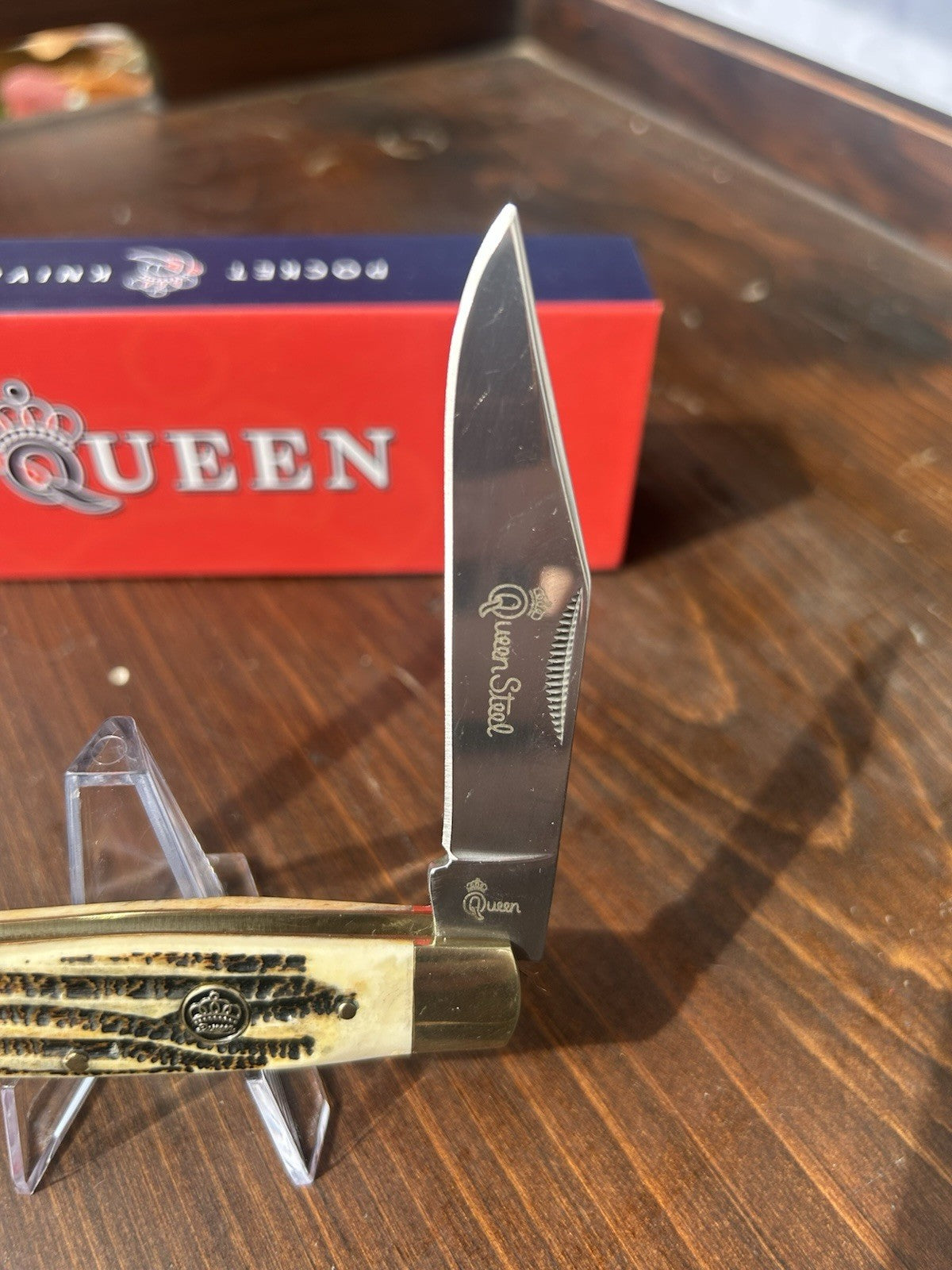 Queen Winterbottom Jigged Bone Handle Moose 4 1/4" Pocketknife QN52WB