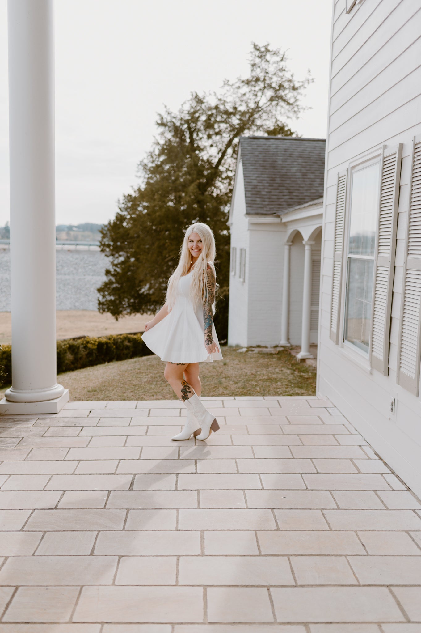 FLARE PANEL SLEEVELESS DRESS: OFF WHITE / M