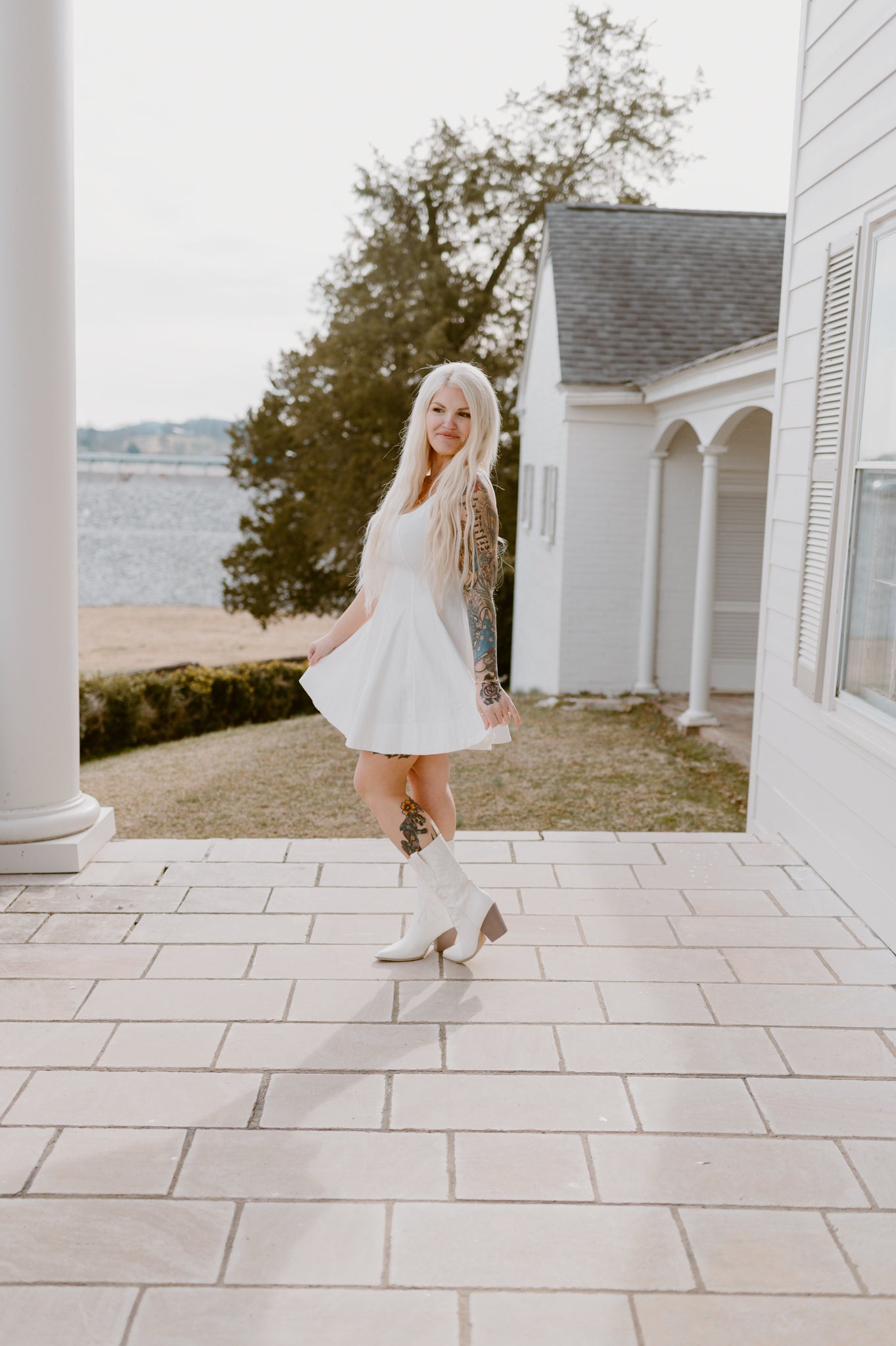 FLARE PANEL SLEEVELESS DRESS: OFF WHITE / M