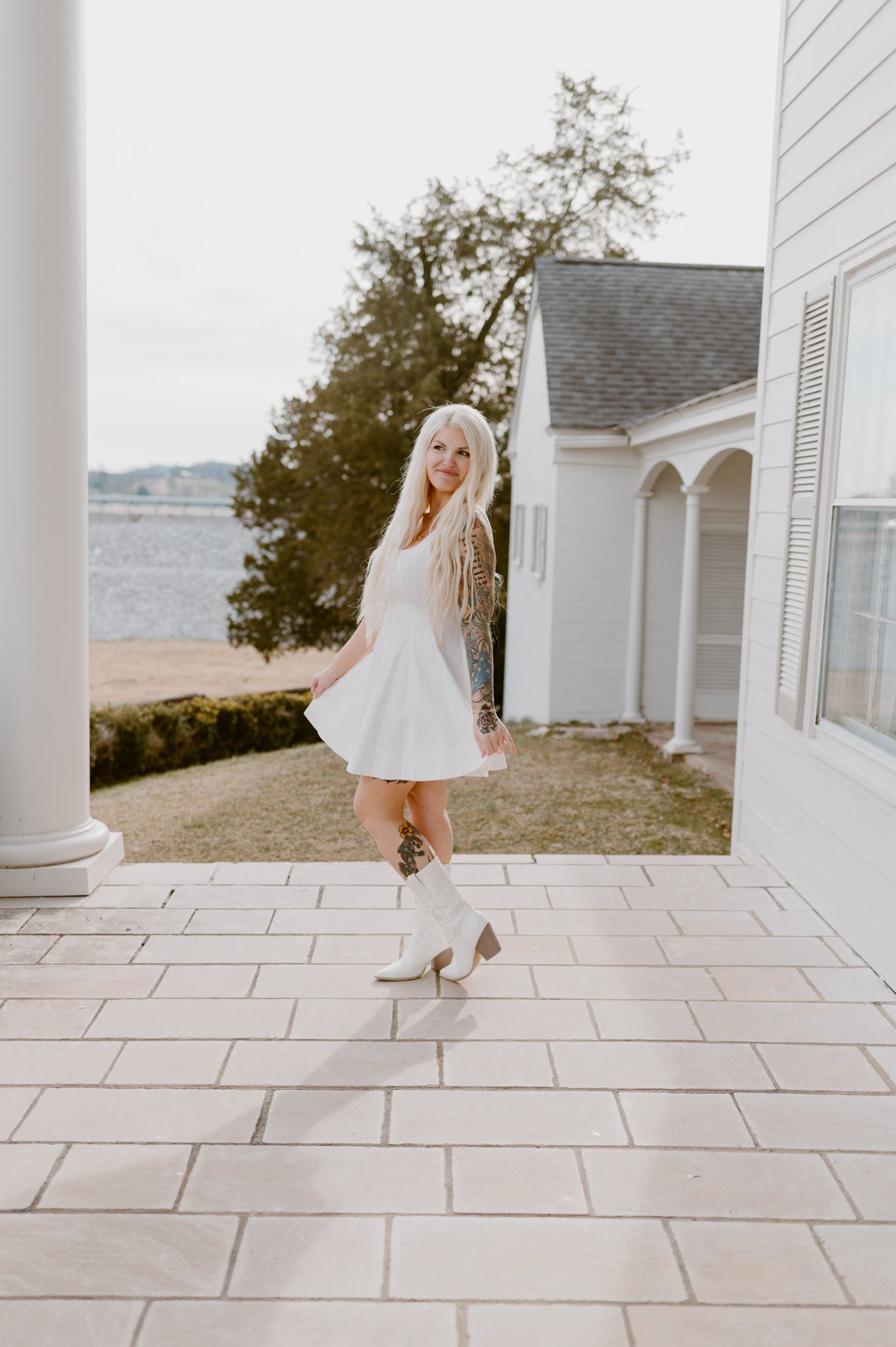 FLARE PANEL SLEEVELESS DRESS: OFF WHITE / M