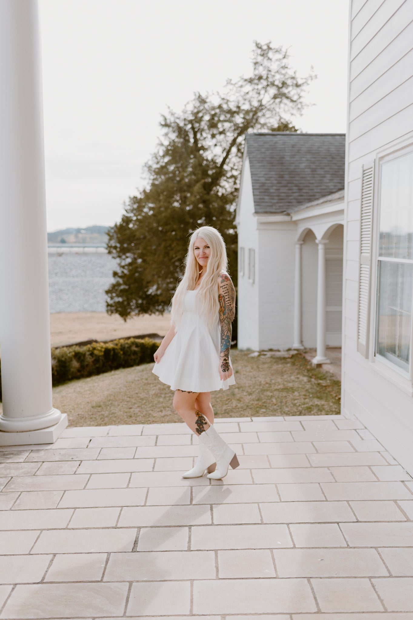 FLARE PANEL SLEEVELESS DRESS: OFF WHITE / M